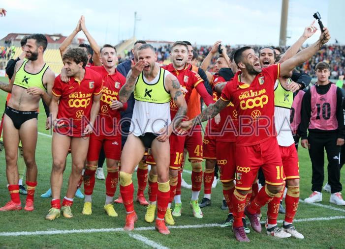 Catanzaro-Crotone, gli scatti più belli di una domenica di festa (FOTOGALLERY) images Catanzaro-Crotone, gli scatti più belli di una domenica di festa (FOTOGALLERY)