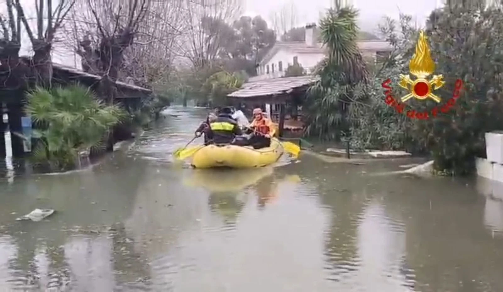 Maltempo in Calabria, rinforzi da Crotone per i Vigili del Fuoco impegnati nel Cosentino