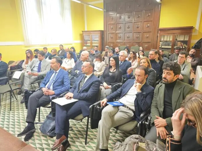 images I giovani avvocati discutono all'Ordine Distrettuale di Catanzaro di Riforma della Legge Professionale