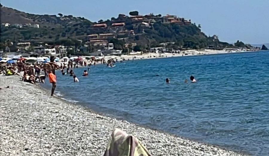 Assaggio d'estate sulle coste ioniche: spiagge prese d'assalto nel giorno della Repubblica images Assaggio d'estate sulle coste ioniche: spiagge prese d'assalto nel giorno della Repubblica