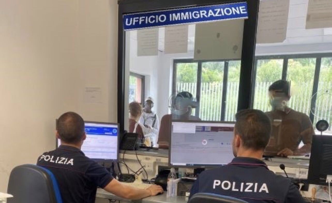 Catanzaro, immigrazione irregolare: straniero con precedenti penali trasferito al CPR di Caltanissetta images Catanzaro, immigrazione irregolare: straniero con precedenti penali trasferito al CPR di Caltanissetta