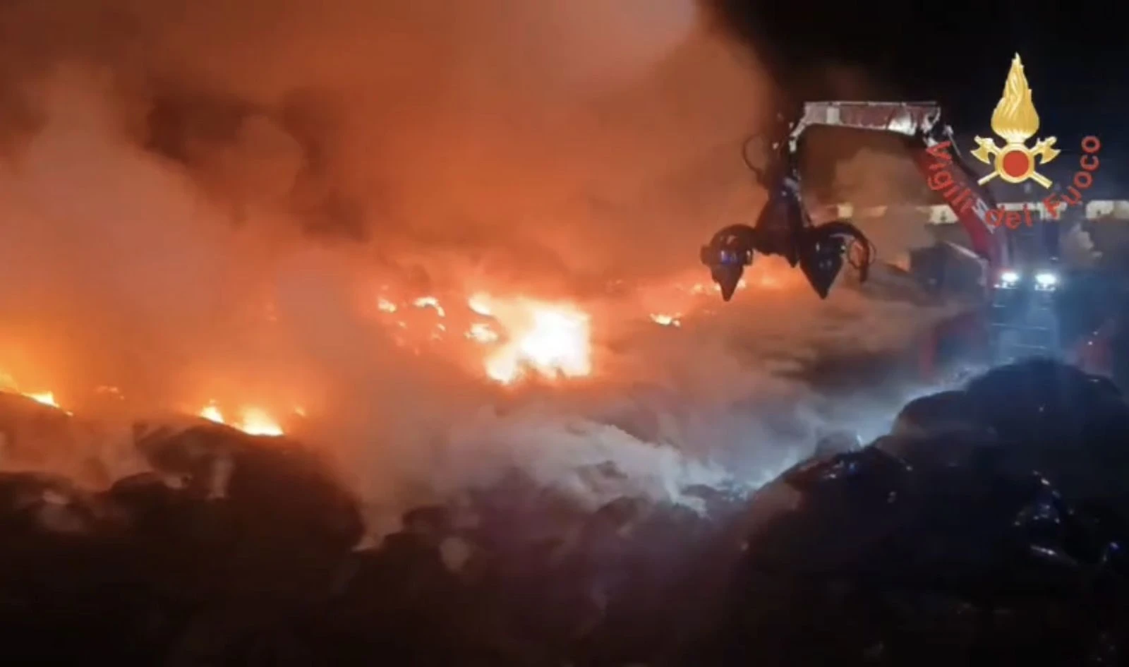 Incendio nell’area ex Sir di Lamezia, proseguono per tutta la notte le operazioni di spegnimento