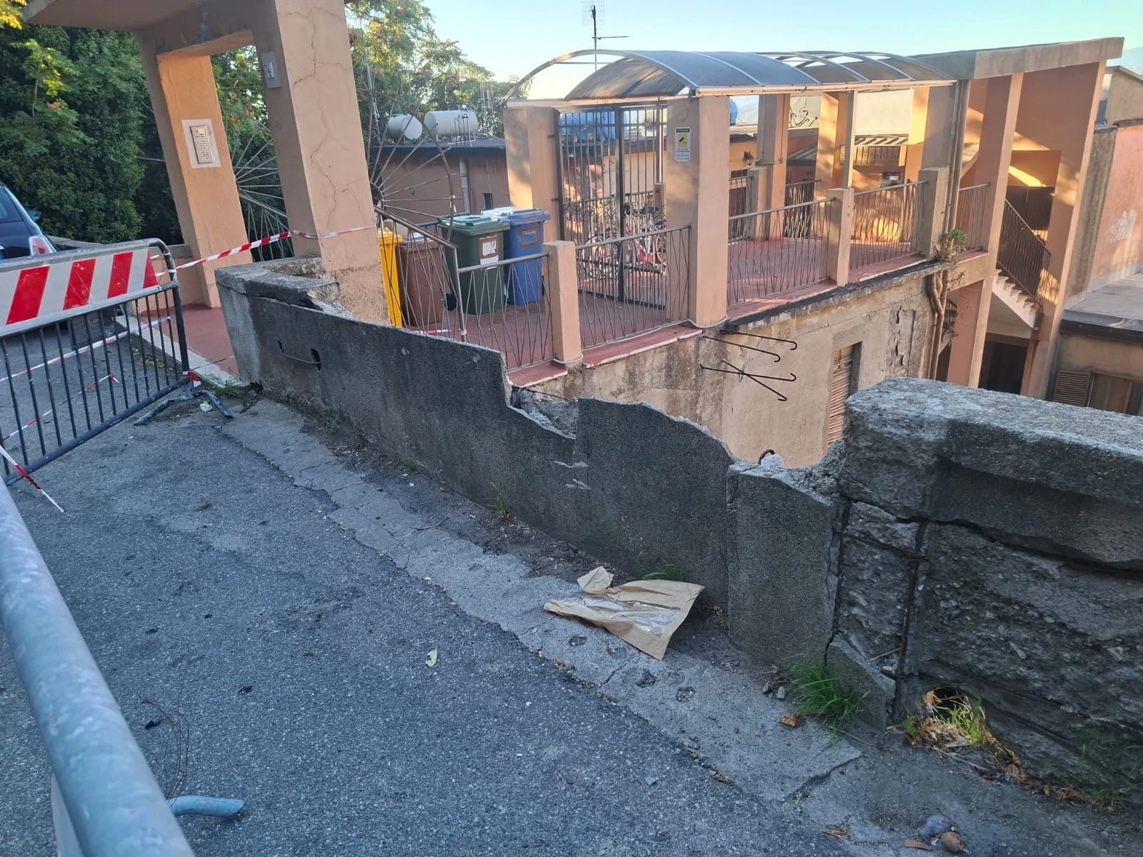 Muro pericolante crolla a Catanzaro, Gaglianese diffida il Comune: “Non c’è più tempo da perdere”