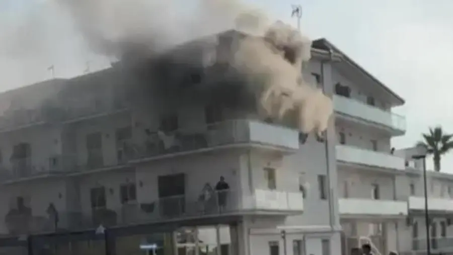 Fiamme nell'hotel Marechiaro nel Cosentino, evacuati i 98 ospiti: in 30 affidati al Suem 118 images Fiamme nell'hotel Marechiaro nel Cosentino, evacuati i 98 ospiti: in 30 affidati al Suem 118