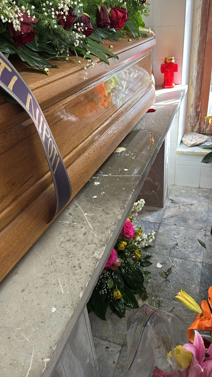 Degrado nel cimitero di Gagliano, Costanzo: "Si offende la memoria dei defunti" 