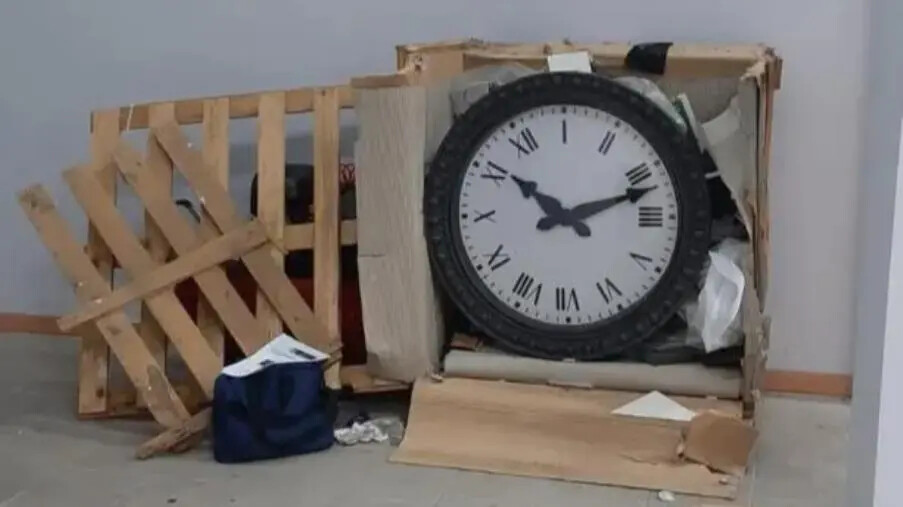 images Catanzaro, l'orologio del San Carlino "dimenticato" in una gabbia di legno nel Politeama 