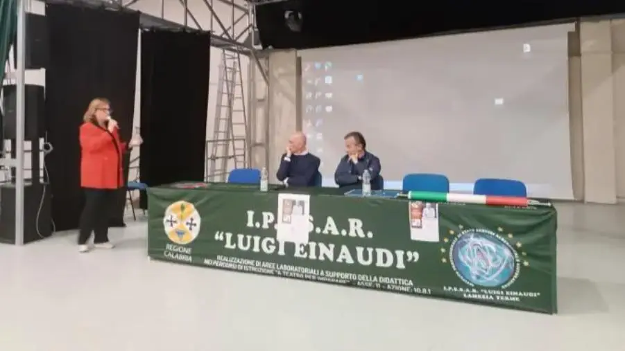 Lamezia, all’Istituto “Einaudi” presentato il libro “Quando la 'ndrangheta sconfisse lo Stato” di Antonio Cannone images Lamezia, all’Istituto “Einaudi” presentato il libro “Quando la 'ndrangheta sconfisse lo Stato” di Antonio Cannone