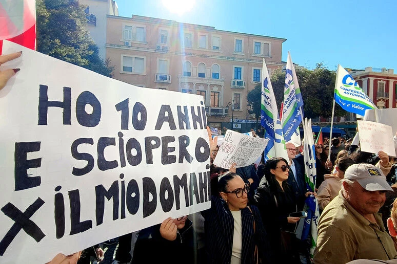 Scioperi a Crotone, polemica sui controlli ai rappresentanti: "Schedare gli studenti è inaccettabile"