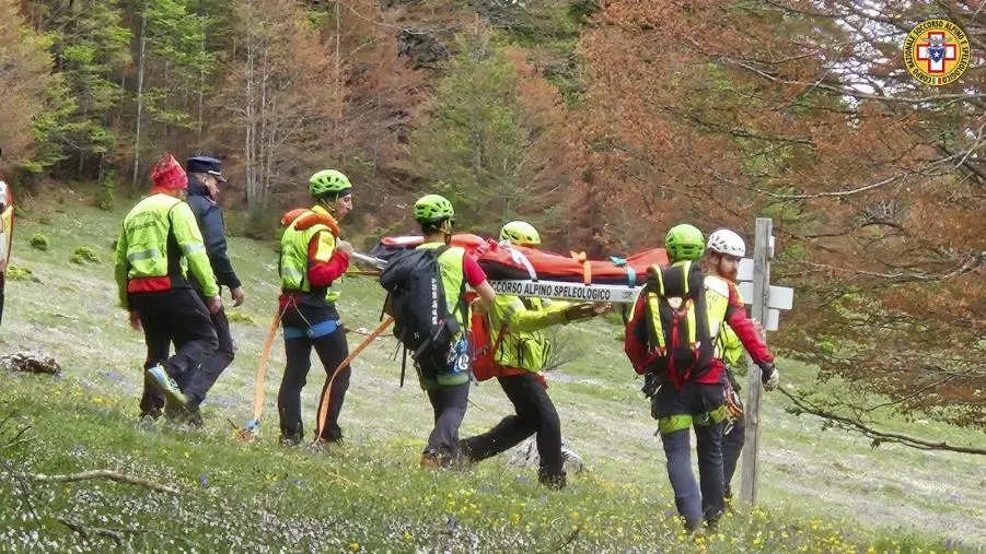 Si infortuna durante un'escursione sul Monte Pollino, salvata dal Soccorso Alpino images Si infortuna durante un'escursione sul Monte Pollino, salvata dal Soccorso Alpino