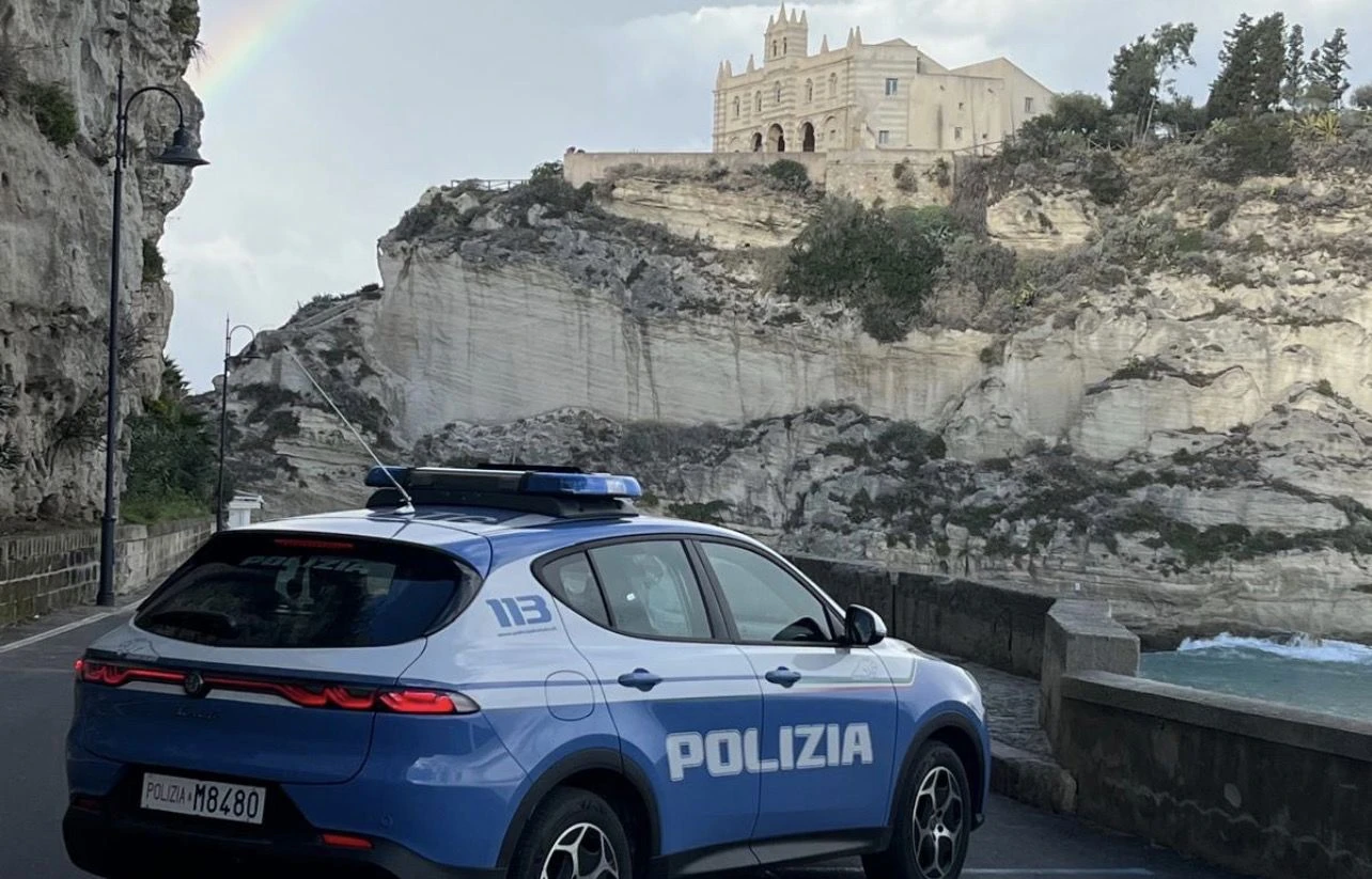 Tropea, scoperta autorimessa abusiva all’aperto: scattano sgombero e sanzioni