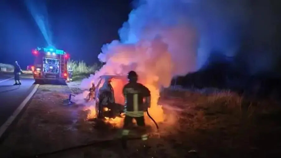 images Autovetture in fiamme nel Crotonese, doppio intervento dei vigili del fuoco