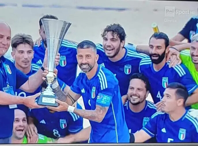 images Beach Soccer, il capitano Zurlo alza al cielo il trofeo degli Internazionali a Tirrenia