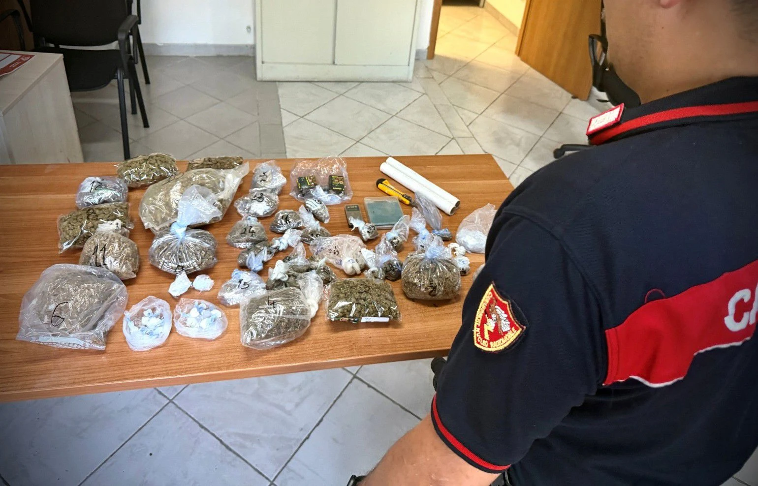 A Lamezia un garage trasformato in un deposito della droga: arrestato pusher e sequestrato un kilo e mezzo di stupefacenti