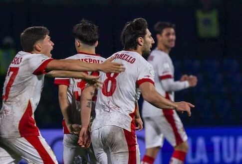 images Il corsivo giallorosso. Catanzaro e i suoi "Sandokan" a testa alta anche a Carrara