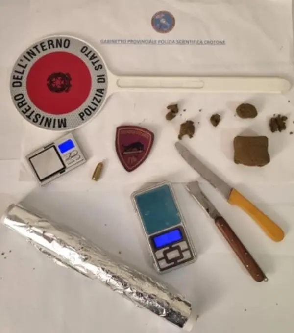 Crotone, detenzione ai fini di spaccio di sostanza stupefacente: 30enne arrestato all’interno di un B&B images Crotone, detenzione ai fini di spaccio di sostanza stupefacente: 30enne arrestato all’interno di un B&B