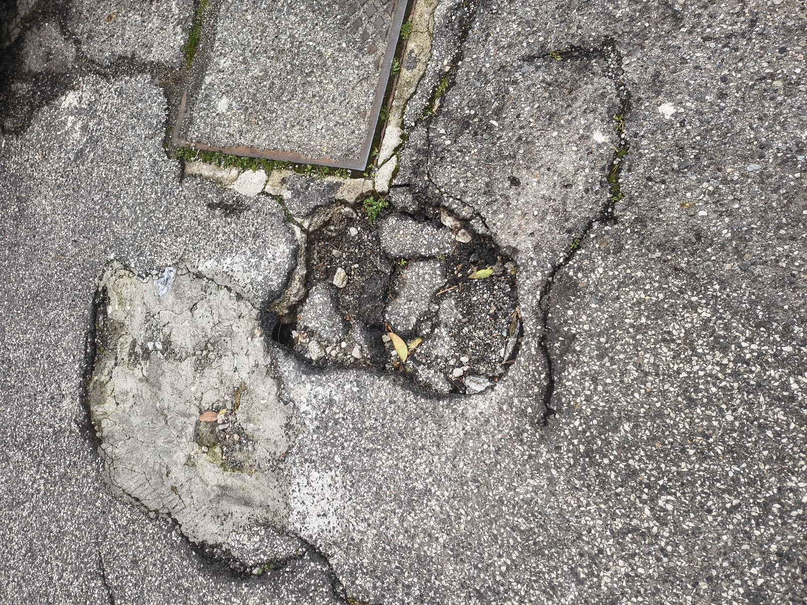 Catanzaro, la denuncia di un cittadino: "In via Purificato buche non riparate da 20 anni, è una vergogna" 