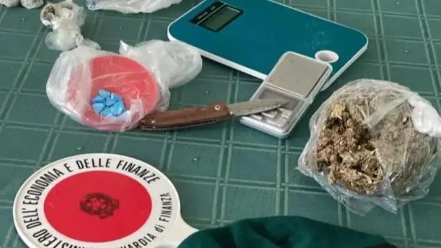 Alla stazione di Lamezia con 140 grammi di marijuana nello zaino, arrestato images Alla stazione di Lamezia con 140 grammi di marijuana nello zaino, arrestato