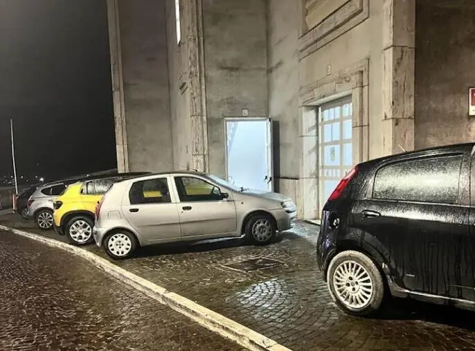 images Catanzaro, parcheggi selvaggi al Politeama: pericolo intoppi anche per le uscite di sicurezza