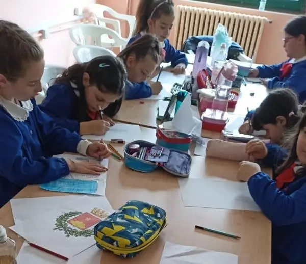 Gli alunni di Rogliano diventano piccoli scrittori con il progetto “Sorrisi al vento” images Gli alunni di Rogliano diventano piccoli scrittori con il progetto “Sorrisi al vento”