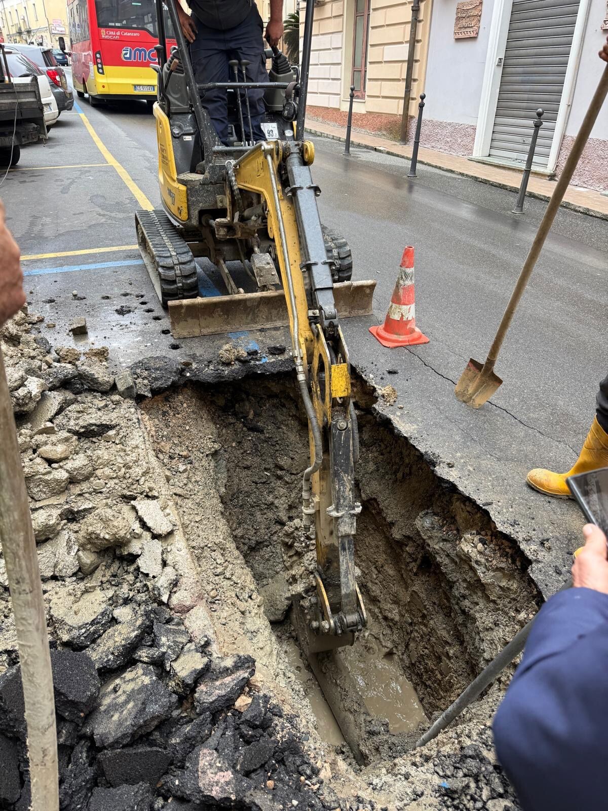 images Catanzaro, lavori in corso su via Acri per riparare una perdita sulla rete idrica