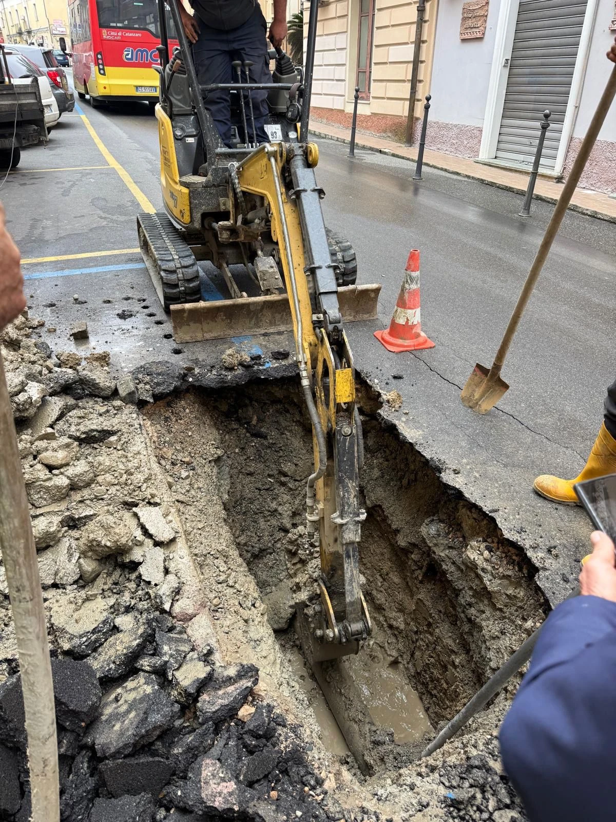 Catanzaro, lavori in corso su via Acri per riparare una perdita sulla rete idrica