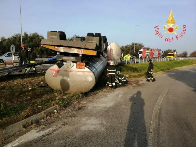 Rossano, autocarro per il trasporto carburante si ribalta: ferito il conducente images Rossano, autocarro per il trasporto carburante si ribalta: ferito il conducente