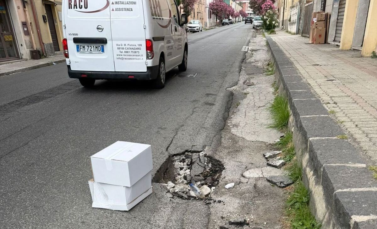 images Asfalto groviera nel quartiere Lido, l'appello: "Mettere subito in sicurezza la strada"