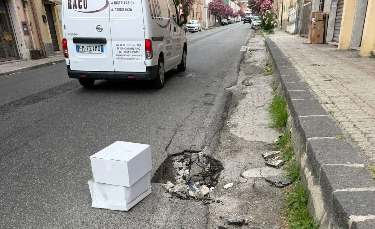 Asfalto groviera nel quartiere Lido, l'appello: "Mettere subito in sicurezza la strada"