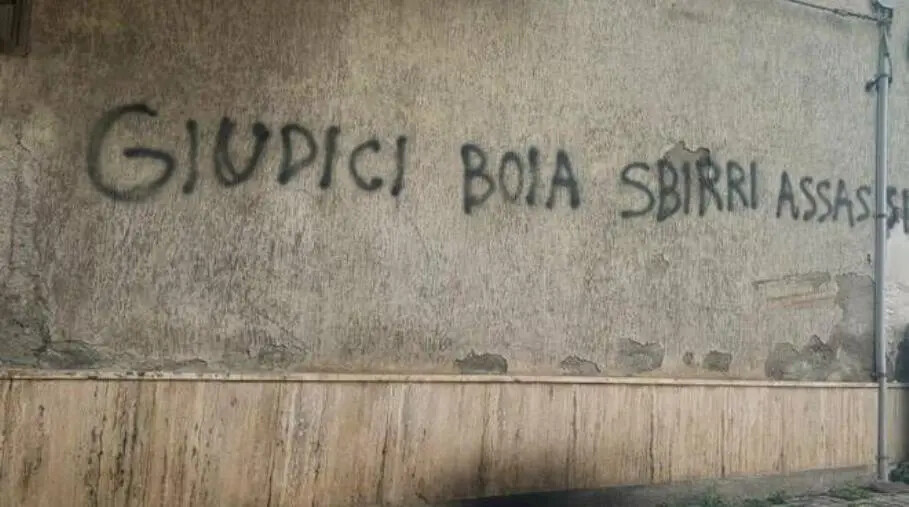 images Scritte oltraggiose contro forze dell'ordine e magistrati a Lamezia Terme, la solidarietà di NSC Catanzaro: 