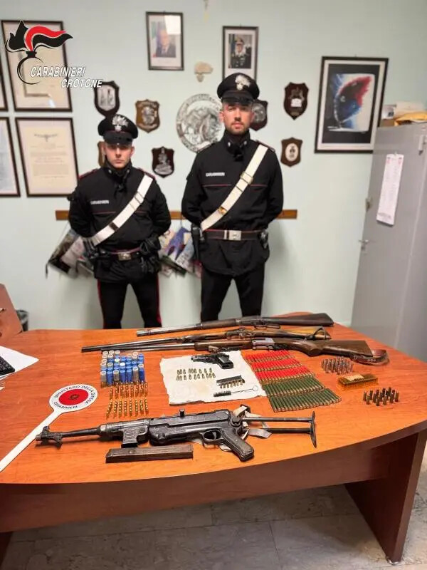 Due arresti a Isola Capo Rizzuto per detenzione abusiva di armi e una denuncia per furto di energia images Due arresti a Isola Capo Rizzuto per detenzione abusiva di armi e una denuncia per furto di energia