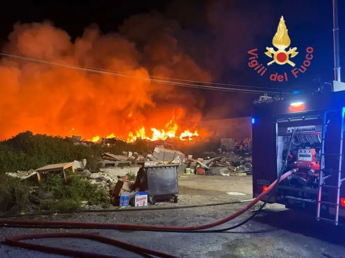 Catanzaro, in fiamme una discarica abusiva in prossimità del campo rom a via Lucrezia della Valle  images Catanzaro, in fiamme una discarica abusiva in prossimità del campo rom a via Lucrezia della Valle
