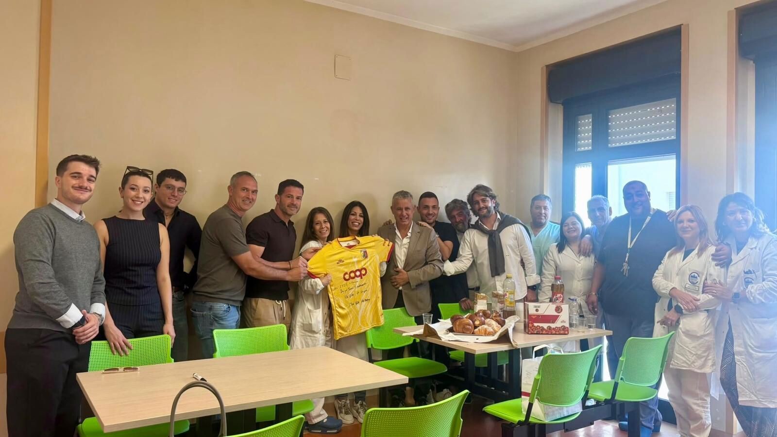 Il Catanzaro Club “Floriano Noto” Sellia Marina in visita al reparto di Psichiatria della Dulbecco images Il Catanzaro Club “Floriano Noto” Sellia Marina in visita al reparto di Psichiatria della Dulbecco