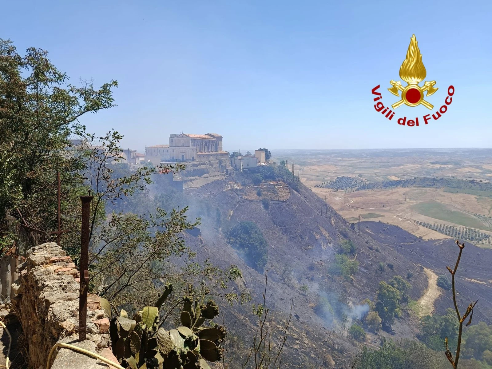 Vegetazione in fiamme nel Crotonese, minacciate alcune abitazioni 