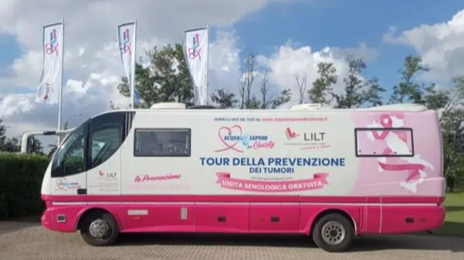 images Tappa a Crotone del 'Tour della Prevenzione' promosso da Acqua & Sapone in collaborazione con LILT