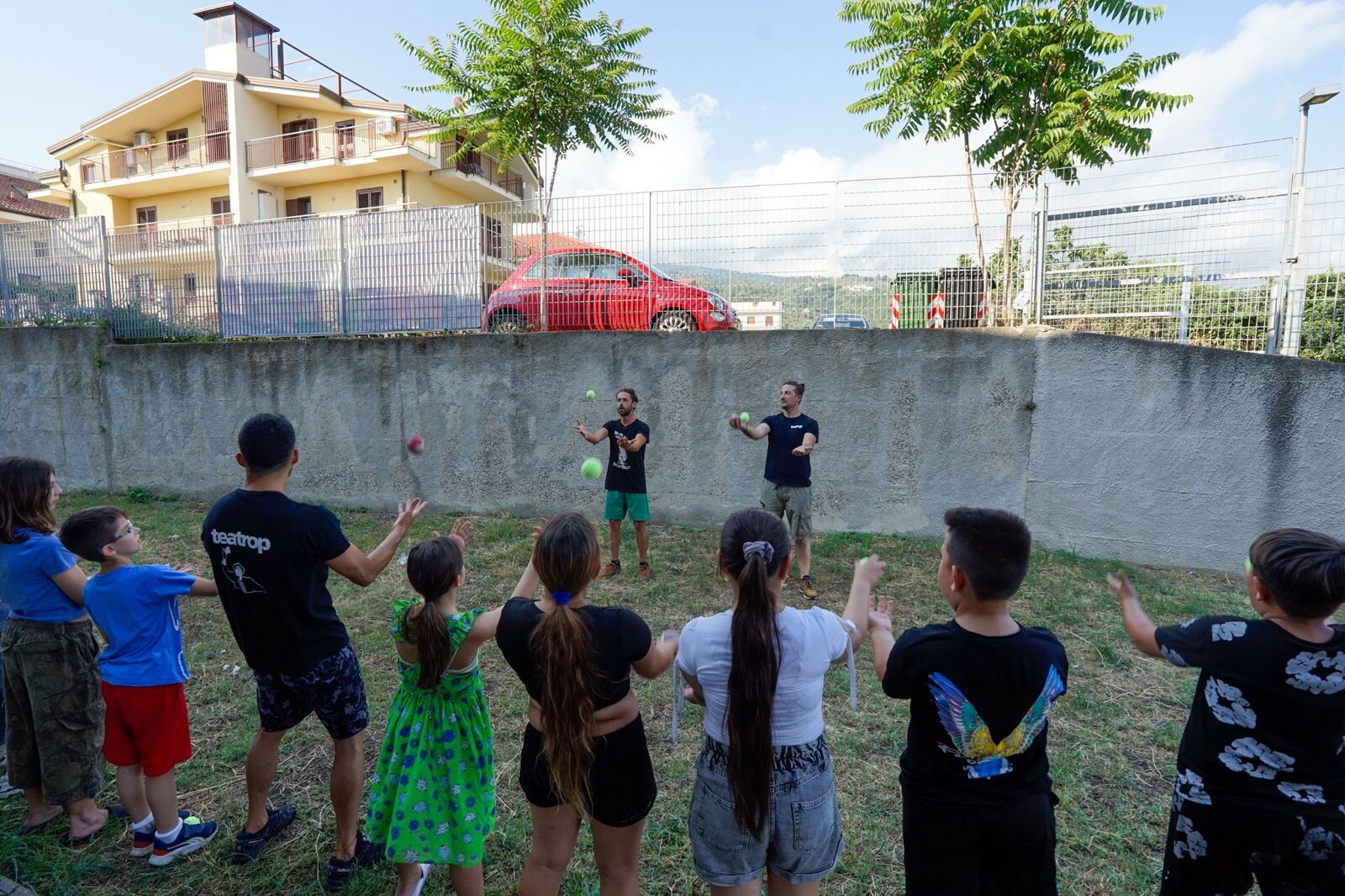 images "Intrecci – Abitiamo il Lametino": con Parata Pop il welfare di comunità prende forma in "Famiglie in Gioco"