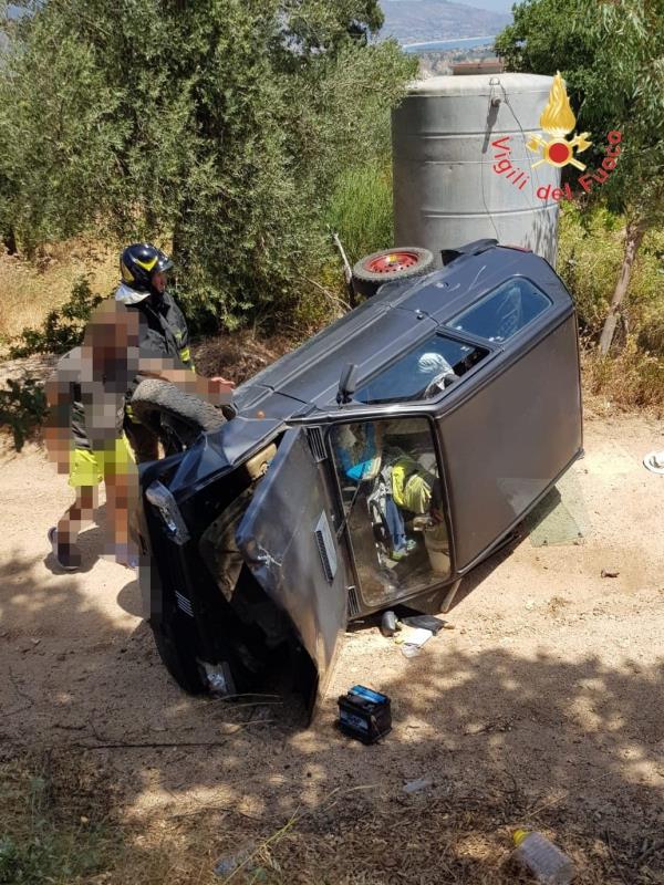 images Davoli, perde il controllo e finisce fuori strada: morto sul colpo il conducente