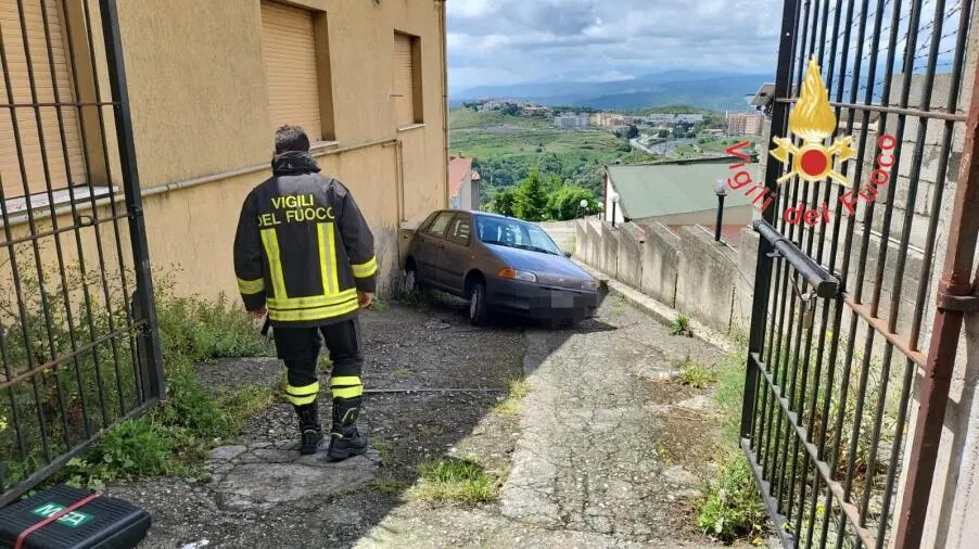 Tragedia nel centro di Catanzaro, anziano muore travolto dalla propria auto
images Tragedia nel centro di Catanzaro, anziano muore travolto dalla propria auto