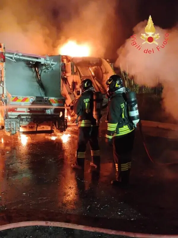 images Tropea, incendio in un parcheggio: coinvolti otto veicoli 