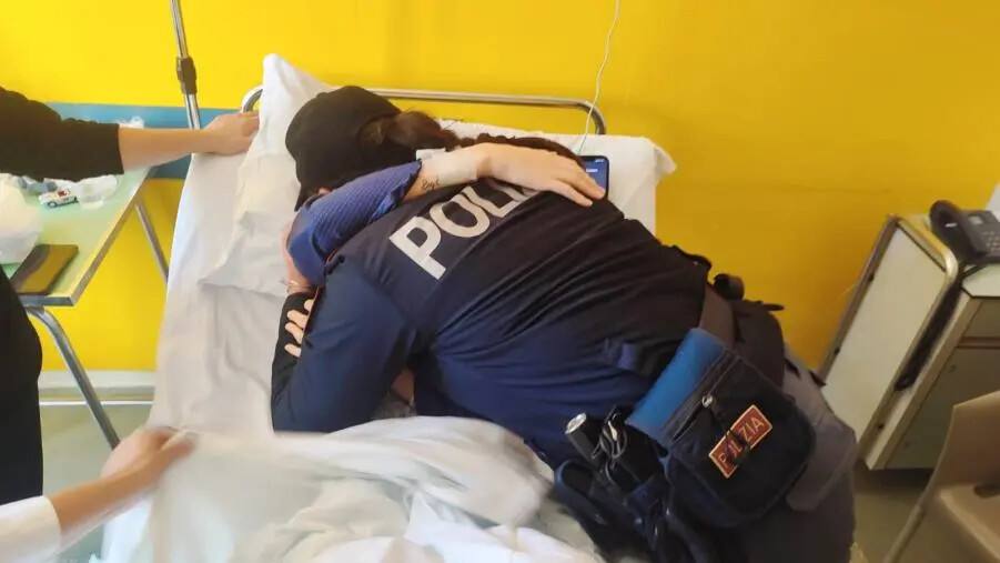 Neonata rapita a Cosenza, il commovente abbraccio tra la mamma e la poliziotta images Neonata rapita a Cosenza, il commovente abbraccio tra la mamma e la poliziotta