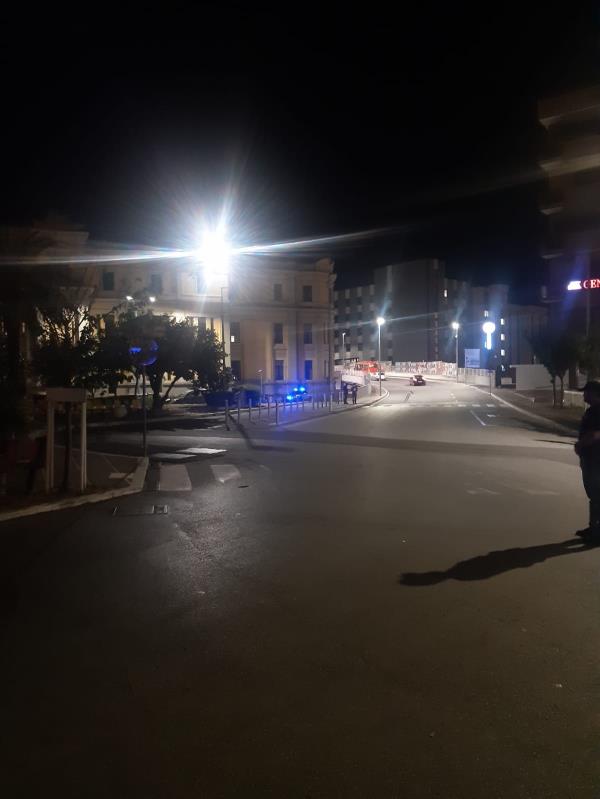 images Catanzaro, sospetto pacco bomba davanti al tribunale ma erano solo scarponi