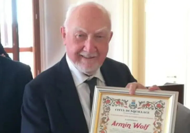 images Squillace piange Armin Wolf: una vita sulla rotta di Ulisse