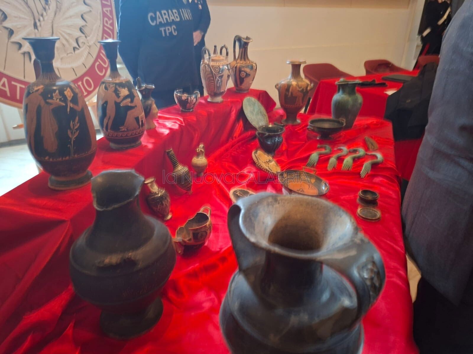 images Operazione Achei, restituiti alla Calabria 46 reperti archeologici sottratti dai tombaroli