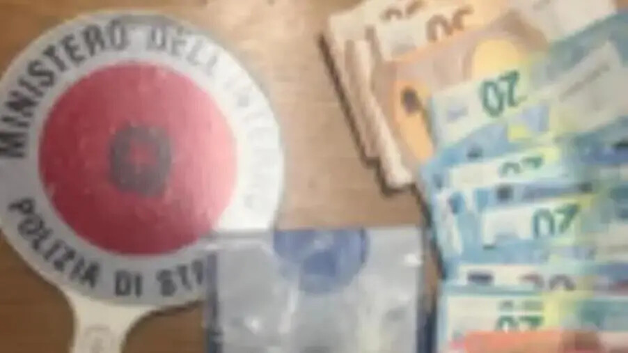 images Sorpreso mentre cede una dose di cocaina: arrestato giovane crotonese