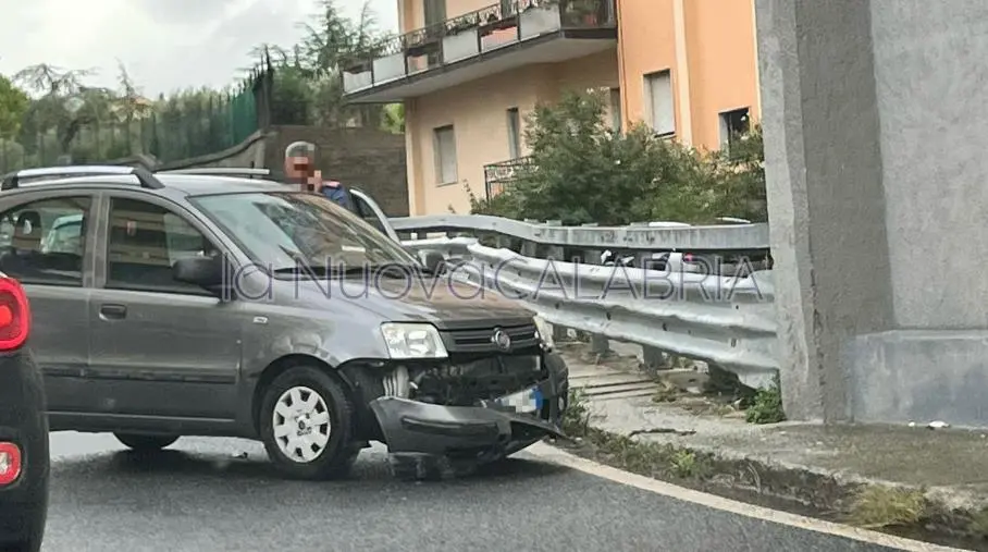 Incidente nel centro di Catanzaro, traffico rallentato lungo rione De Filippis images Incidente nel centro di Catanzaro, traffico rallentato lungo rione De Filippis