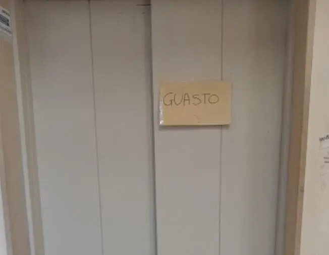 images Catanzaro, ascensori fuori uso "vietano" ad anziani e disabili l'accesso agli ambulatori dell'Umberto I°: la segnalazione di Elio Mauro (Il Ponte Morandi)