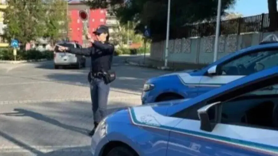 Aggredito e rapinato nel centro di Crotone: in arresto 2 egiziani images Aggredito e rapinato nel centro di Crotone: in arresto 2 egiziani
