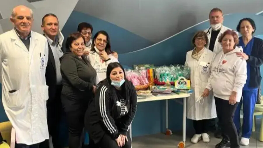 “Un Cuore per Botricello-In memoria di Giacomo Mascaro” dona libri e dolci ai bimbi di Oncologia della "Dulbecco" images “Un Cuore per Botricello-In memoria di Giacomo Mascaro” dona libri e dolci ai bimbi di Oncologia della "Dulbecco"