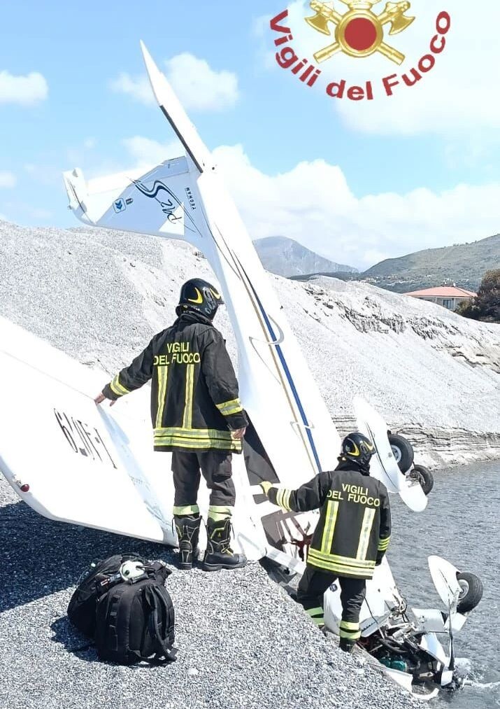 images Ultraleggero precipita sulla spiaggia del Tirreno cosentino: illesi i due occupanti 