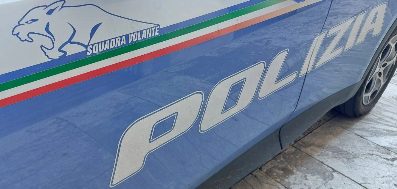 Palmi, due poliziotti fuori servizio salvano una donna colta da un malore in spiaggia