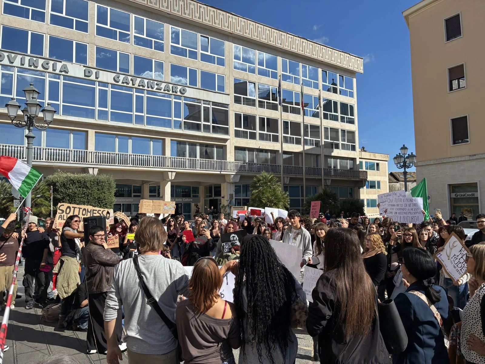 Catanzaro, le voci della protesta: dagli studenti ai lavoratori, le ragioni della piazza